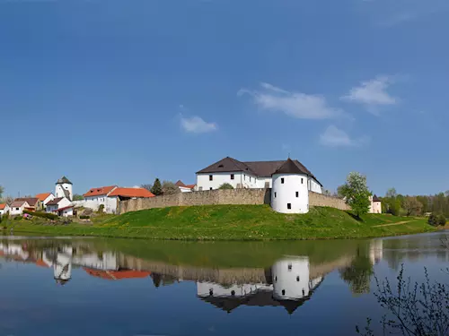 Středověká tvrz Žumberk – historie českého venkova i svatební obřady