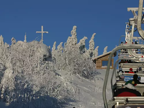 Na sjezdovkách, kde se v soucasnosti lyžuje, leží mezi 10 – 35 cm technického i prírodního snehu