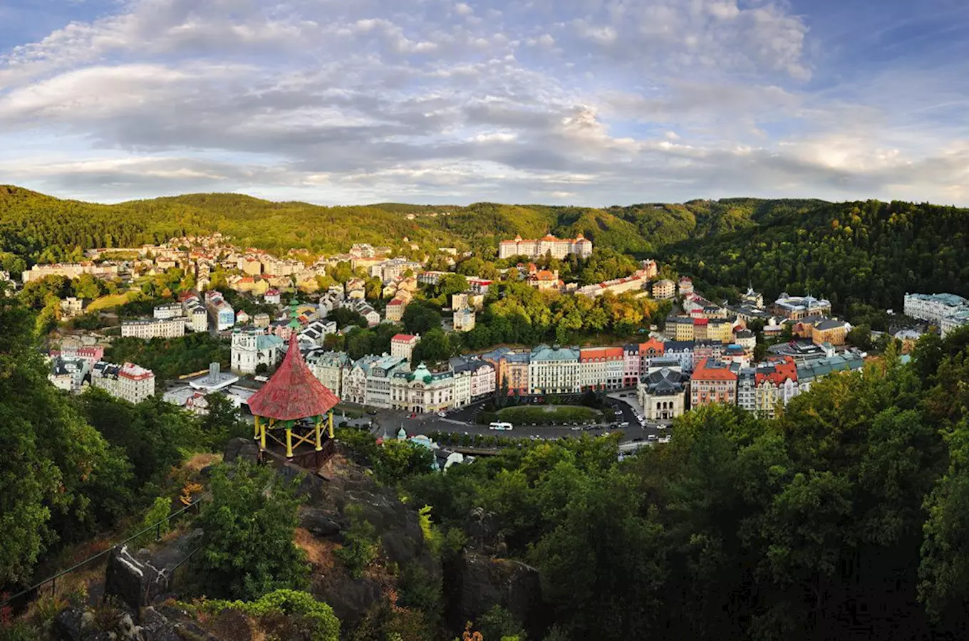 Pohled na Karlovy Vary z Jeleního skoku