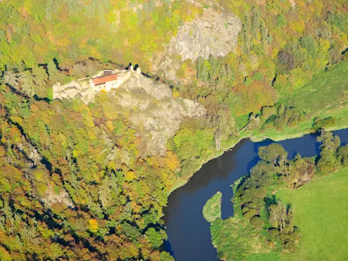 Hrad Krašov – malebný výhled na řeku Berounku