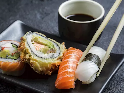  	Sushi jako tradicní a klasické japonské jídlo má tisíciletou historii