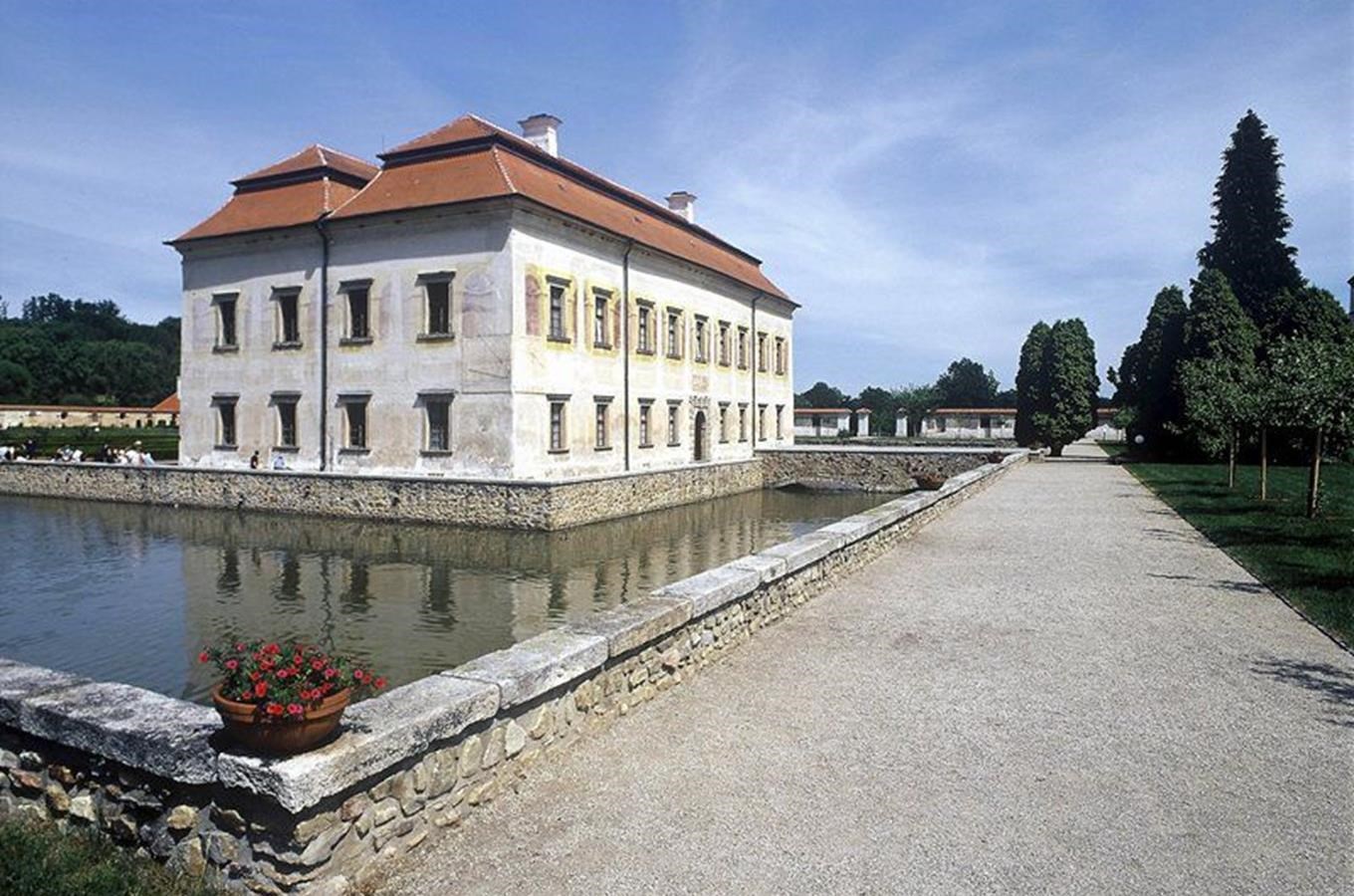 Povodněmi ohrožený zámek Kratochvíle je opět otevřen