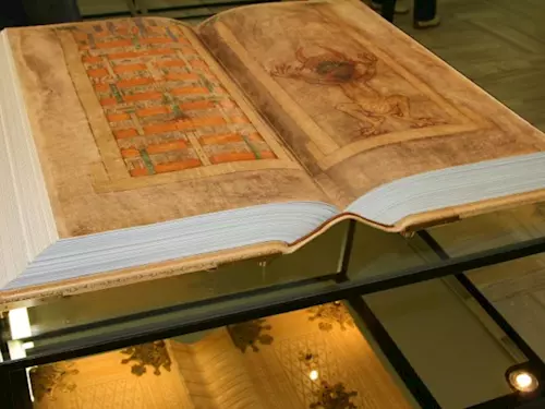 Codex gigas je 90 cm vysoký, 50 cm široký a 75 kilogramu težký, nelze si tedy predstavit, že by mohl sloužit k bežnému ctení