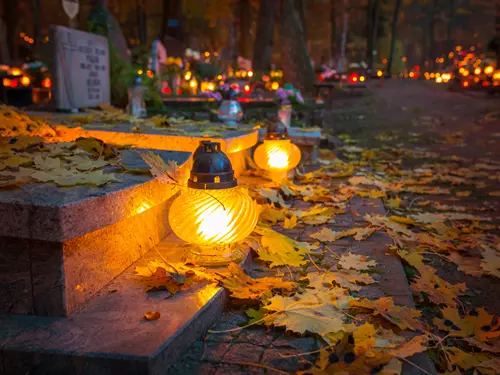 Dušičkové výlety na pět hřbitovů opředených legendami a tipy na tradiční české dušičky