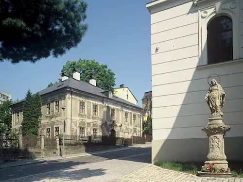 Bývalá rímskokatolická fara v Kostelní ulici je jednou z nejstarších dochovaných památek v Jablonci nad Nisou
