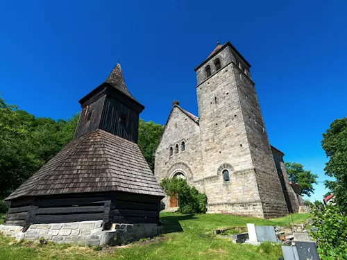 Kostel Nanebevzetí Panny Marie s dřevěnou zvonicí ve Vyskři