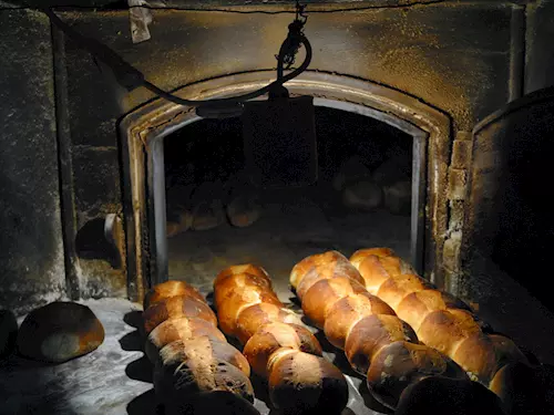 Chlebu se pece šest druhu z 300 kilogramu mouky