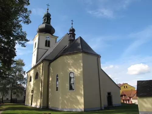 Kostel sv. Václava ve Stonařově s renesanční kostnicí