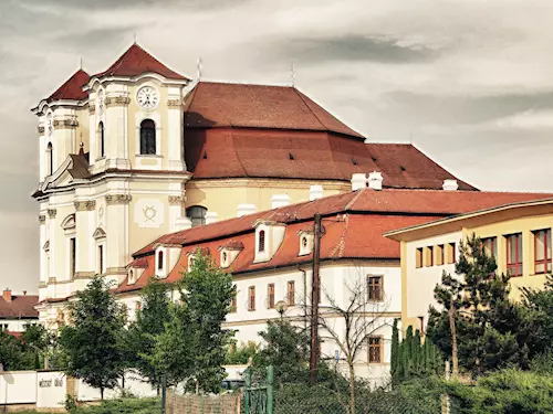 Kostel sv. Andělů strážných a klášter servitů ve Veselí nad Moravou