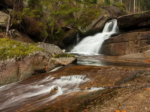Koryto Cerné Desné je plné typických perejí, kaskád, kotlu a vodopádu