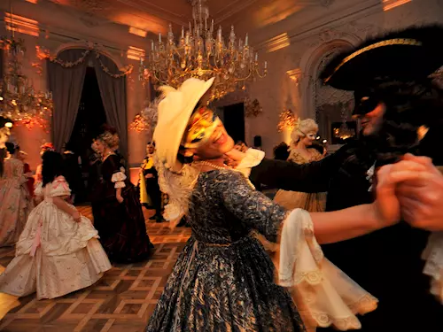 Všichni, kdo milují velký barokní svet, si pravdelne dávají své dostavení, na nejkrásnejším pražském maškarním bále - Crystal Ballu