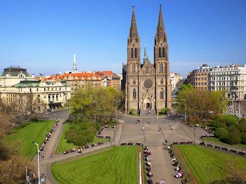 Kostel sv. Ludmily na náměstí Míru v Praze – novogotická dominanta Vinohrad