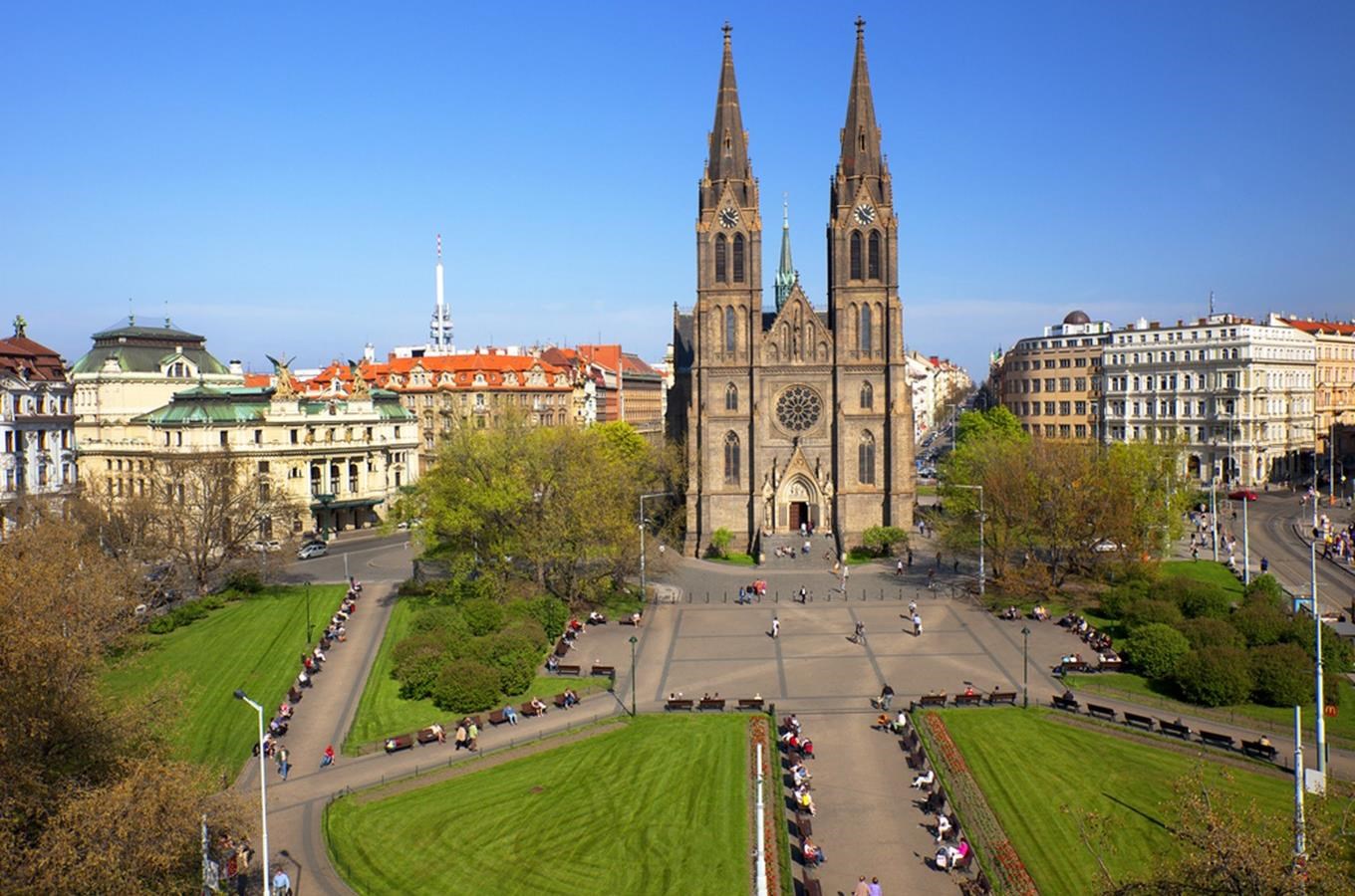 Praha je bohatší o novou baziliku – stal se jí kostel sv. Ludmily na Vinohradech