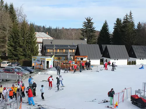 Na sjezdovkách lyžarských areálu v karlovském údolí leží 50 až 70 cm snehu