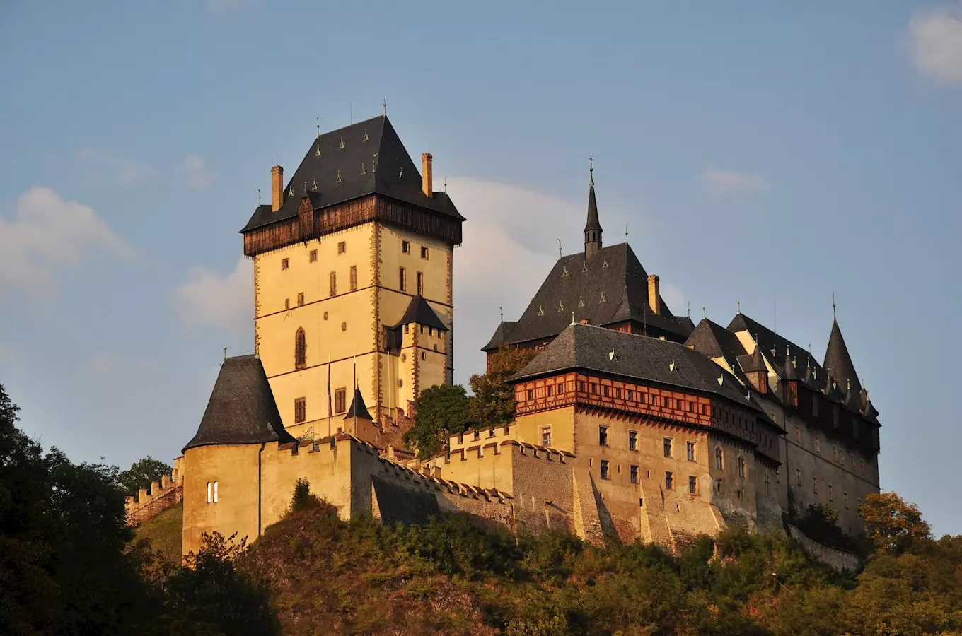 Dnes uplyne 665 let od položená základního kamene hradu Karlštejn
