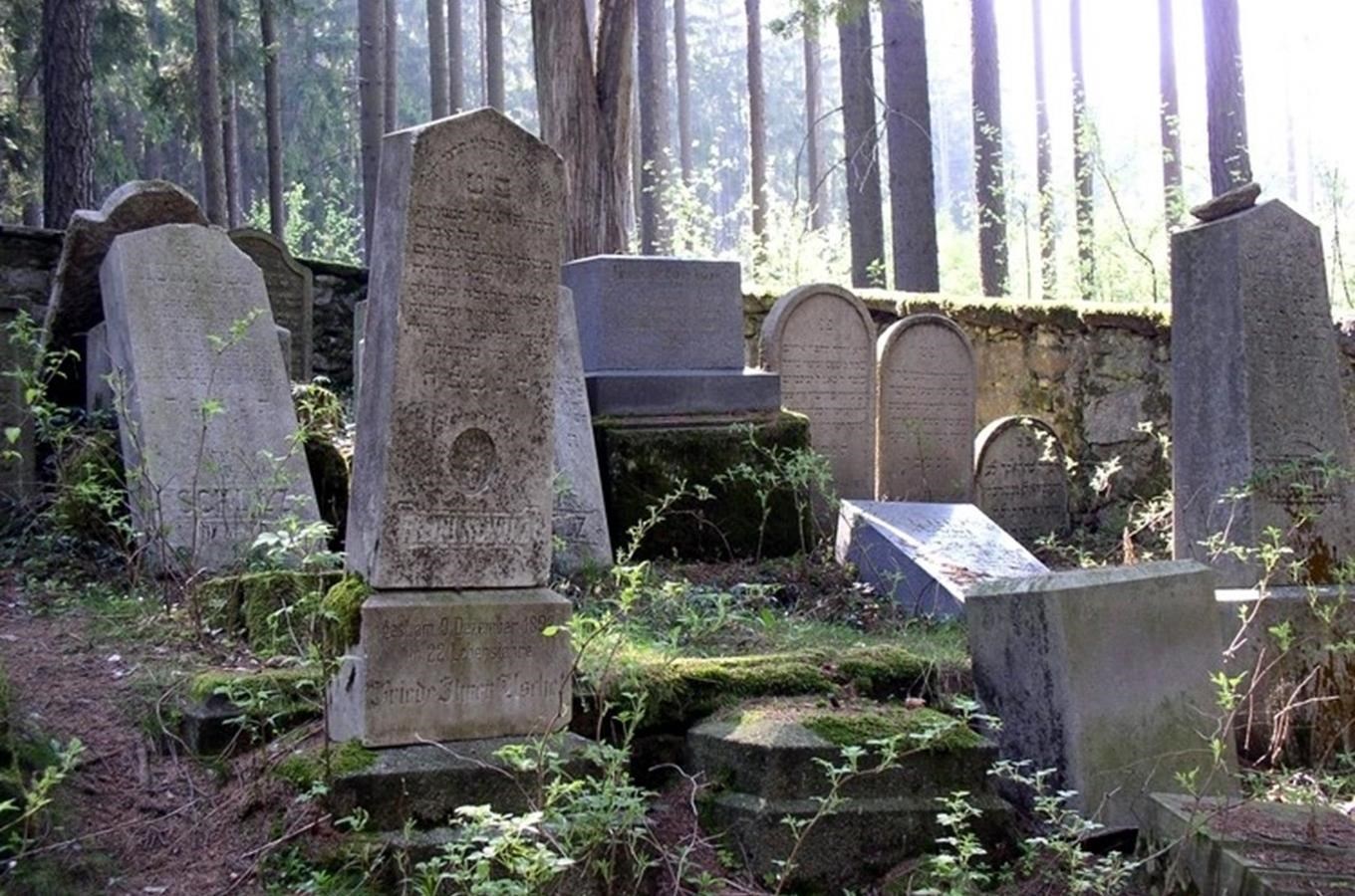 Lesní židovský hřbitov Markvarec