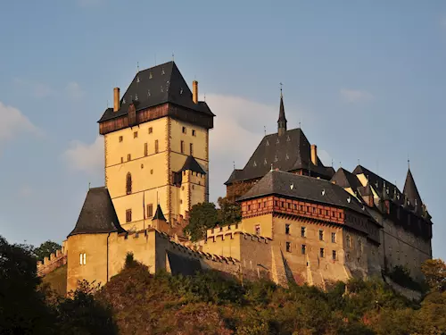 Dnes uplyne 665 let od položená základního kamene hradu Karlštejn