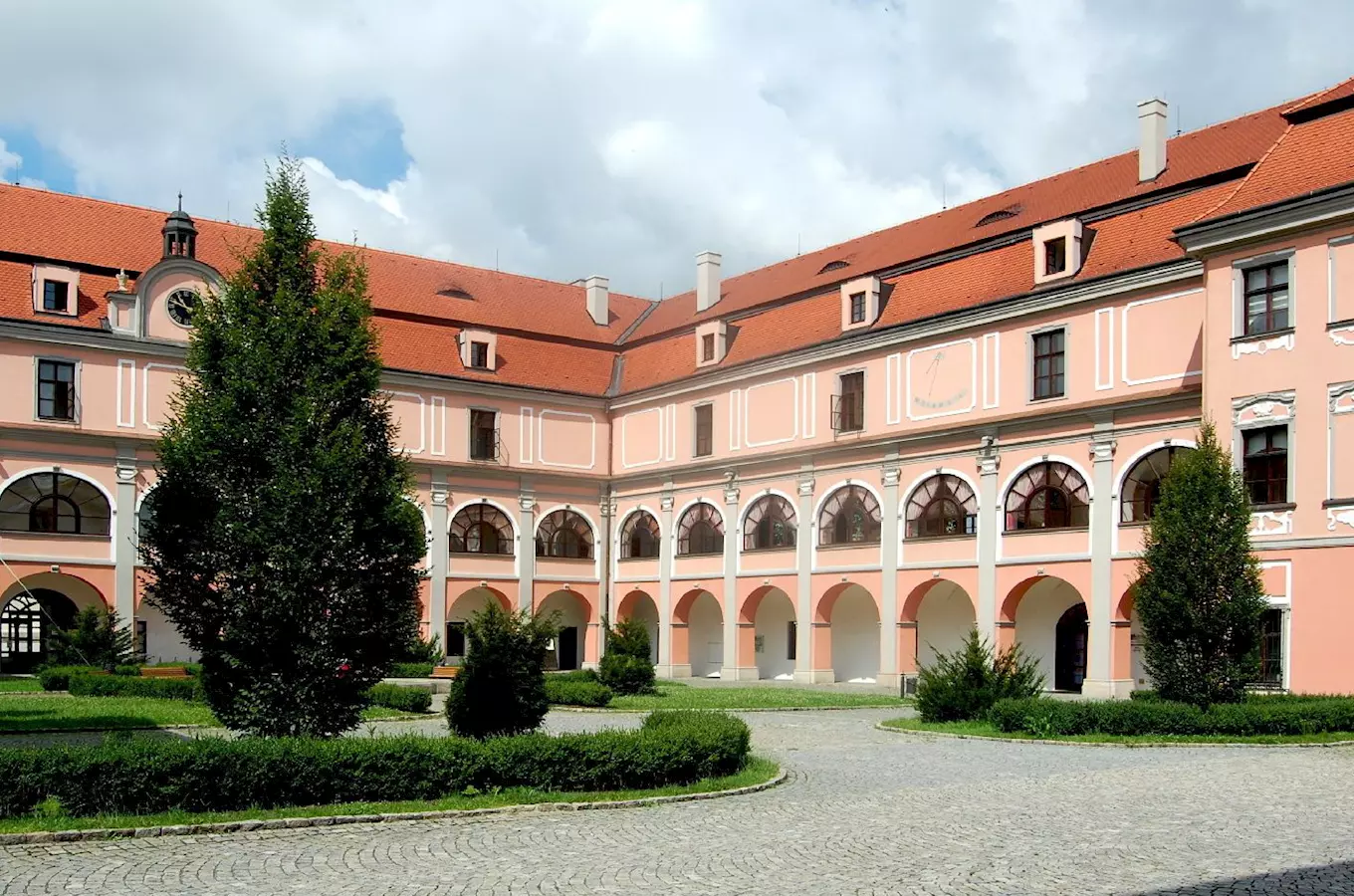 Ve Valašském Mezirící se otevírá zrekonstruované jižní krídlo zámku Žerotínu 