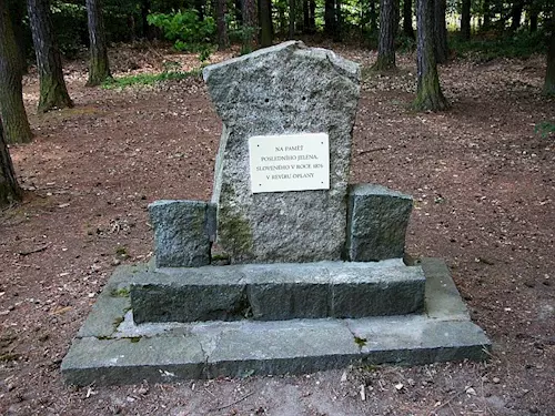 Památník zastřelení posledního jelena v Kostelci nad Černými lesy