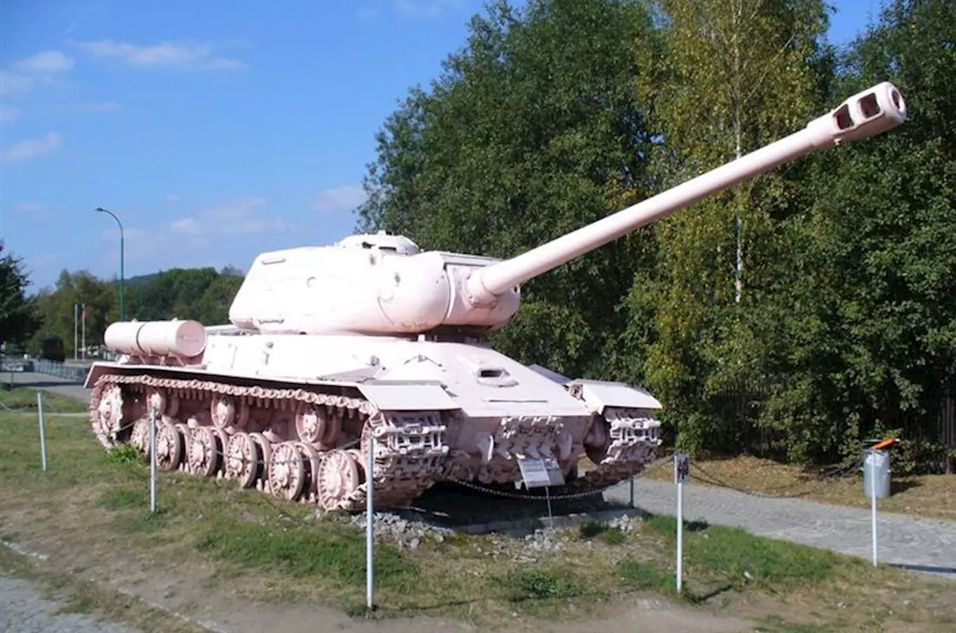Růžový tank, symbol svobody v umění, se stěhuje do Brna 