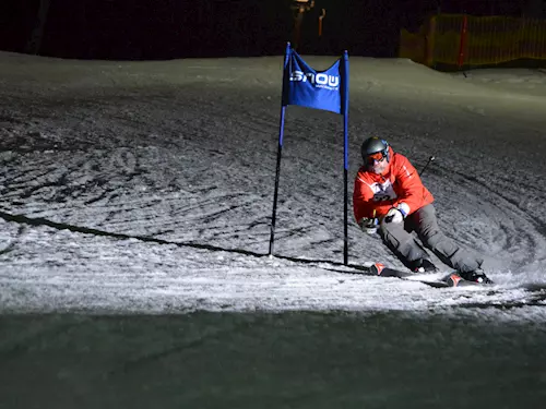 Ski areál Monínec pořádá závod Dark Snow – zkuste si zazávodit v nočním sjezdu na lyžích!