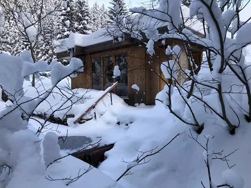 Horská sauna u potoka