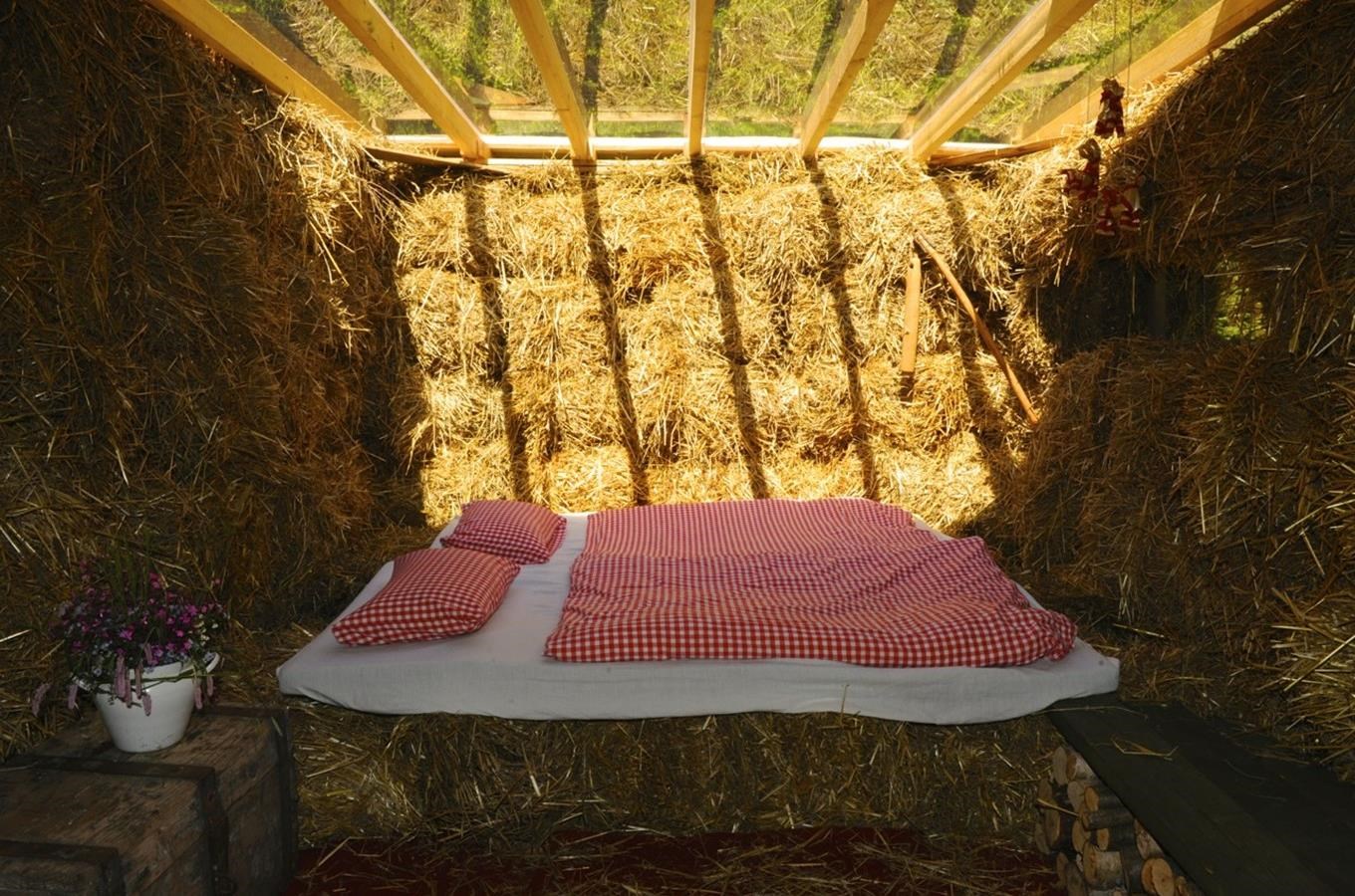 Сено сеновал. Кровать из сена. Кровать на сеновале. Лежанка из соломы. Матрас из соломы.