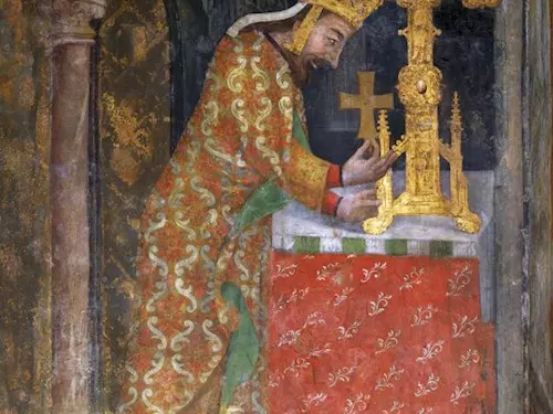Císar Karel IV. ukládá relikvii dreva svatého Kríže do velkého ostatkového kríže (detail), kolem 1360, nástenná malba, hrad Karlštejn, kaple Panny Marie