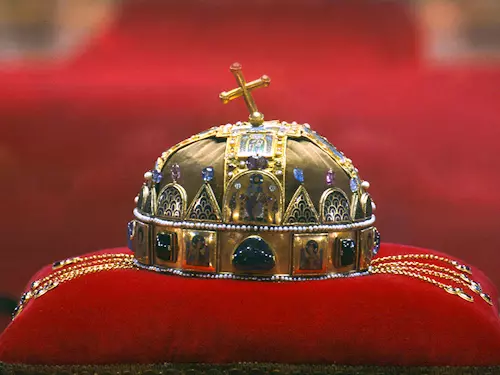 Zlato císařů a králů: výstava světové sbírky korunovačních klenotů ve Valticích