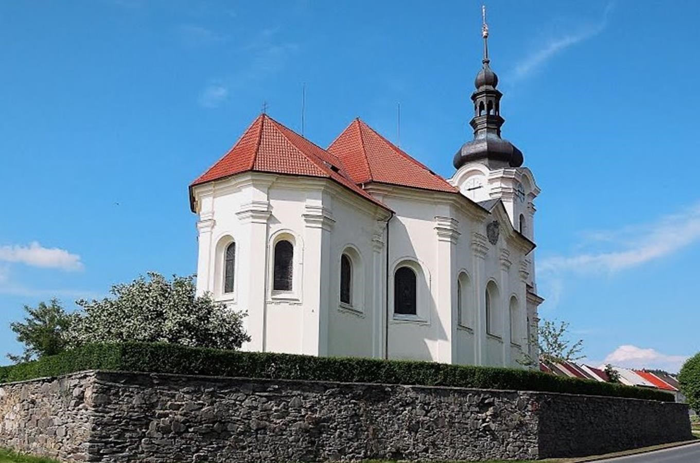 Barokní kostel sv. Jiří v Černošíně