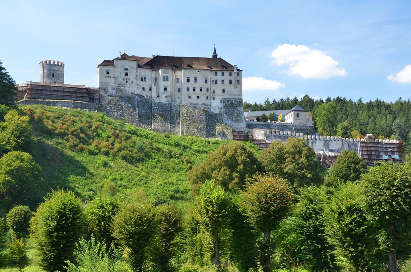 Téměř 800 let dominuje krajině středního toku Sázavy hrad Český Šternberk