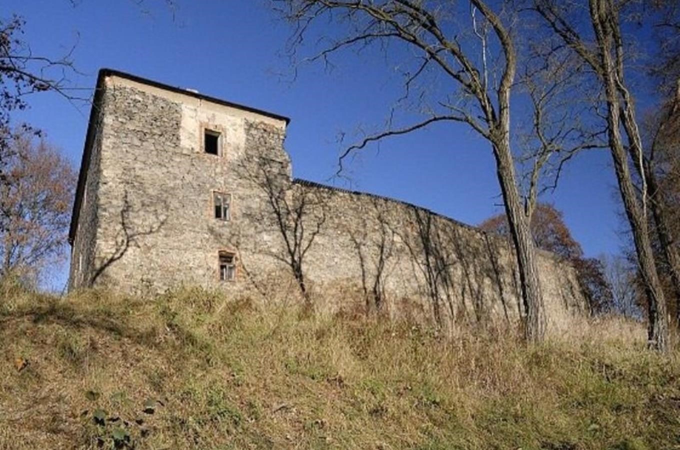 Tvrz Mrač - nejzachovalejší středověká tvrz s palácovým opevněním