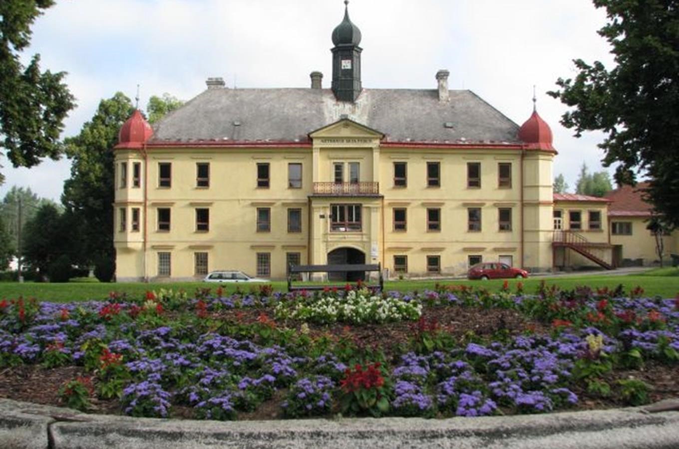 Klasicistní zámek Dolní Rožínka 