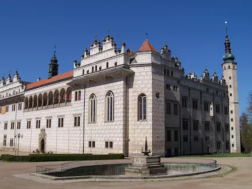 Unikátní sgrafita na zámku v Litomyšli procházejí obnovou 