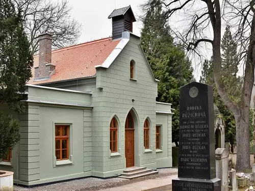 Neogotická kaple na hřbitově v Krásném Březně