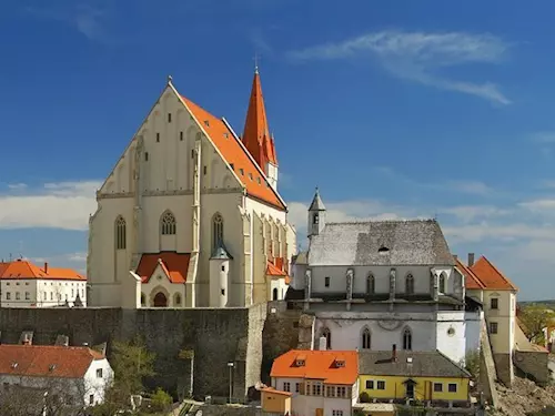 Chrám svatého Mikuláše, Znojmo - gotický chrám zbudovaný na románských základech s bohatou vnitrní gotickou i barokní výzdobou.