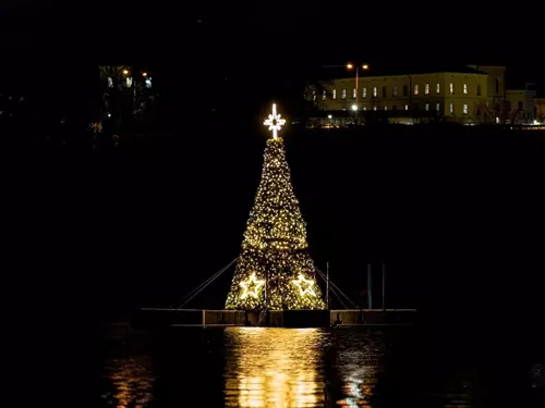 Vánoční strom na hladině Borské přehrady v Plzni
