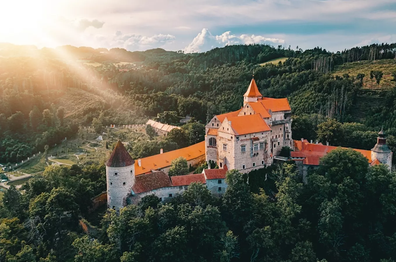 Jaro na Pernštejně otevírá hrad i zámecké zahrady