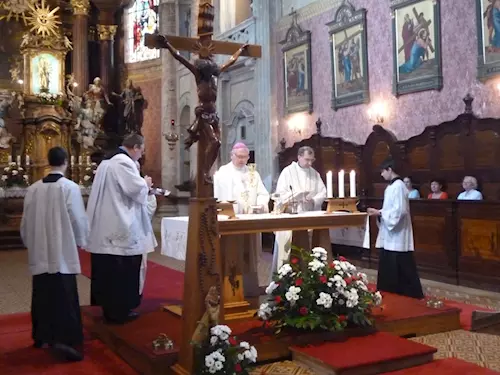 V prubehu oslav probehne v kostele výstava historických ornátu a šaticek sošky Panny Marie