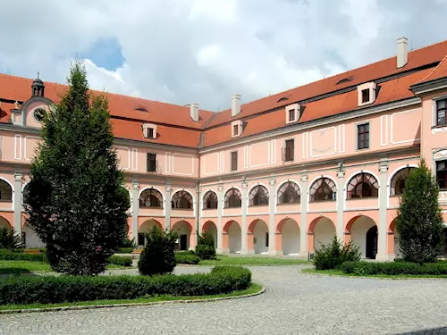 Ve Valašském Mezirící se otevírá zrekonstruované jižní krídlo zámku Žerotínu 