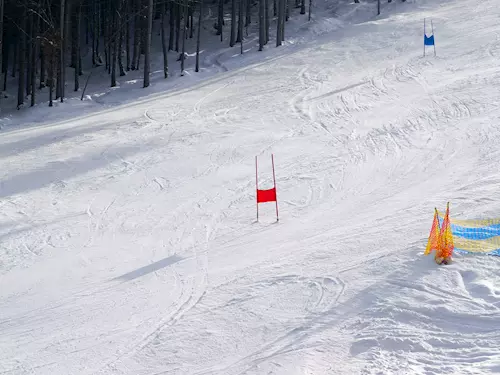 Napínavé duely jezdcu na snowboardech ve dvou témer identických slalomových tratích zacínají oba pracovní dny v 9:30 hod.