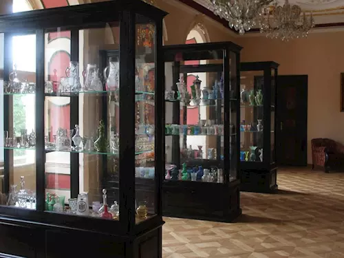 	Sbírka skla tvorí jeden z nejhodnotnejších souboru muzea