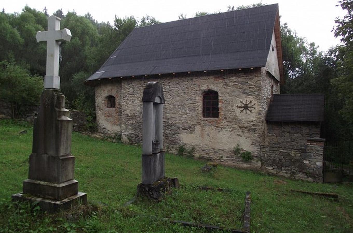 Hřbitovní kaple sv. Jana a Pavla v Potůčníku u Hanušovice