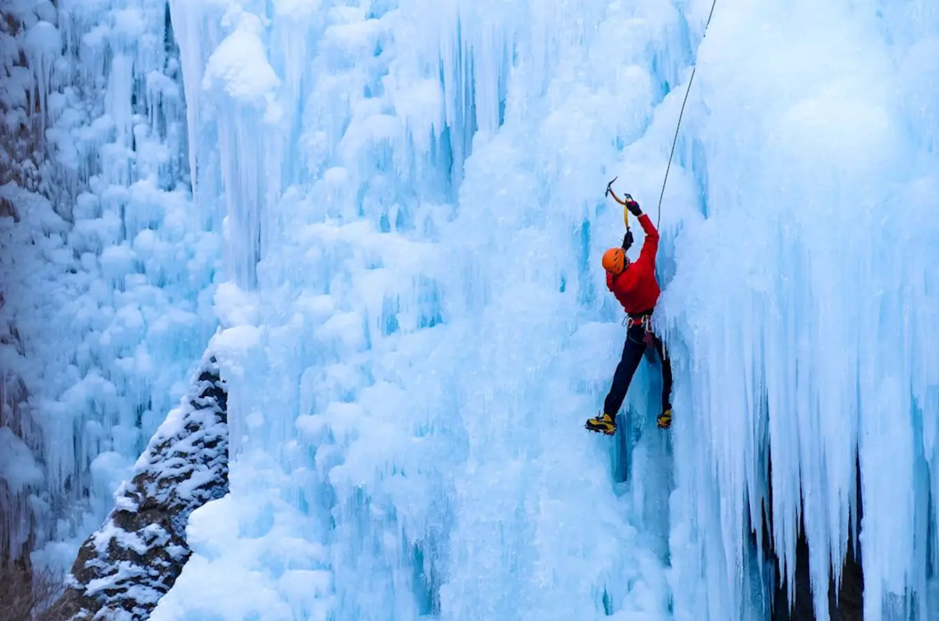 Láká vás lezení ledopádů? Vyzkoušejte ledové stěny!