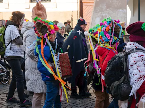 V Zákupech se chystá tradiční masopust, na mimořádné prohlídky zve zámek i muzeum karnevalových masek 