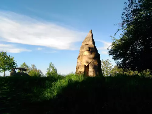 Obří trpaslík v Hořicích – čtyřmetrová pískovcová miniatura na vrchu Mohejlík