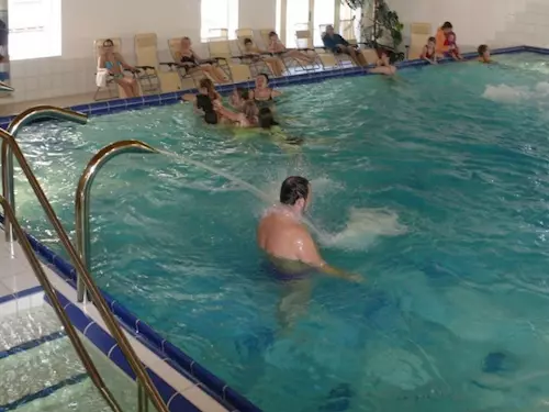 Voda v bazénu má príjemných 34°C