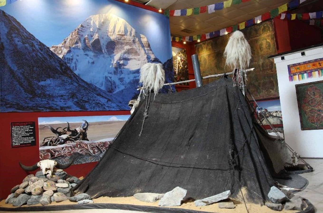 Výstava predstavuje vzdálené zeme Indii, Tibet, Nepál a Bhútán