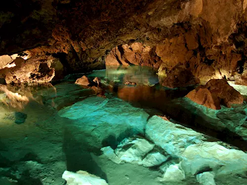 Bozkovské dolomitové jeskyně – jeskyně plné křemene a vody  