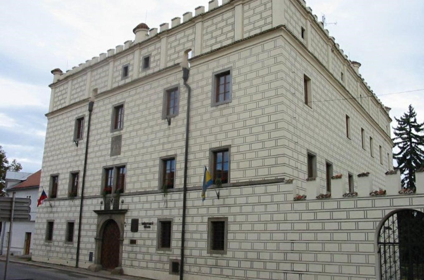 Starý zámek v Dačicích se sgrafitovou výzdobou